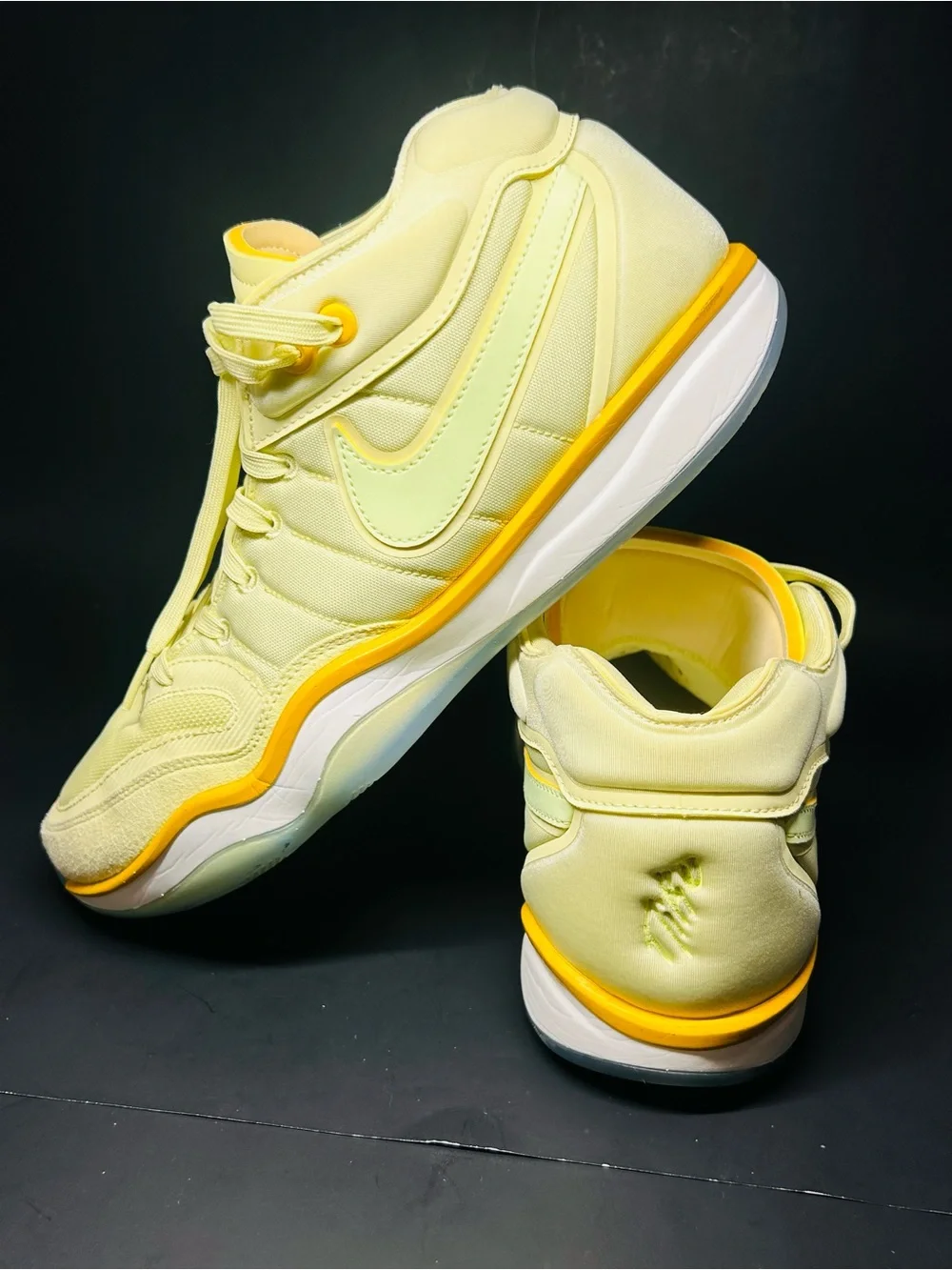 Nike Men’s Sneakers Yellow Volt Low Top Athletic Shoes Size 12 D9405-302